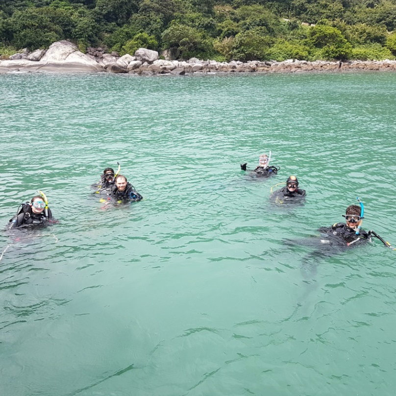 Divers getting ready to survey Bãi Ông site. Source: Pornnatcha Sankhaprasit
