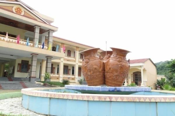 The statue of three jars installed in the courtyard of the Communist Party district office in Đông Giang district, Quảng Nam Province, 2014. (Source: Trần Kỳ Phương)