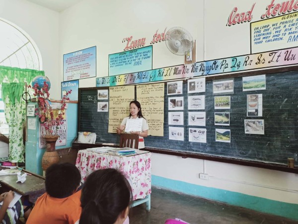 One of the authors (Dulnuan) using Module 2: Early Ifugao Diet and Environment with her 5th graders in 2018. Source: Jennifer Humiwat Dulnuan
