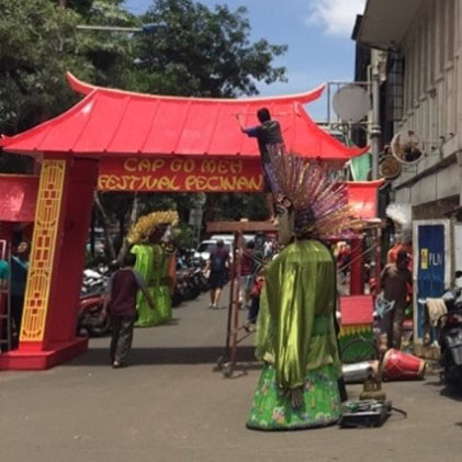 Placement of the Temporary Gate at the Entrance of Glodok Area to Welcome the 2020 Cap Go Meh Festival. Source: Freta Oktarina.